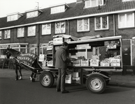 107093 Afbeelding van Hein W. Westerhout, geboren Utrecht 29 november 1952, bij zijn groente- en fruitwagen, getrokken ...